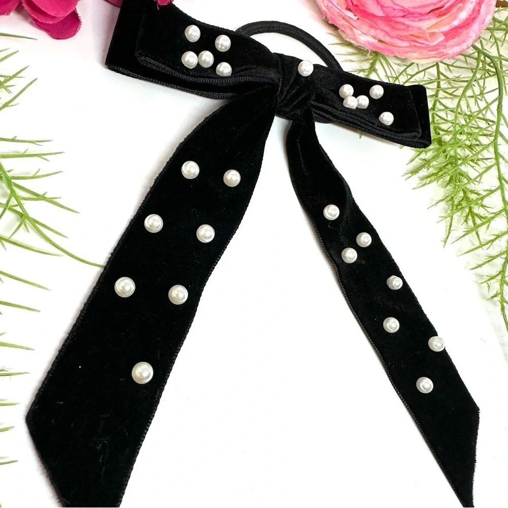 NEW⚜️Velvet Bow Pearl Embellished Hairtie